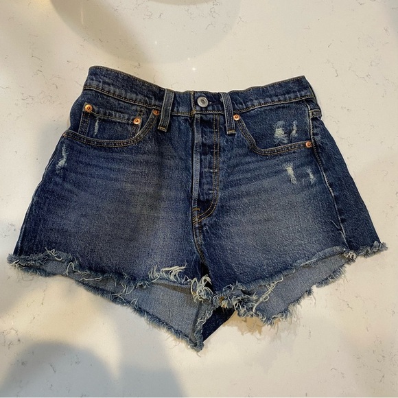 Levi’s 501 NEW denim cutoff shorts size 26, dark wash distressed grunge look - Picture 2 of 7